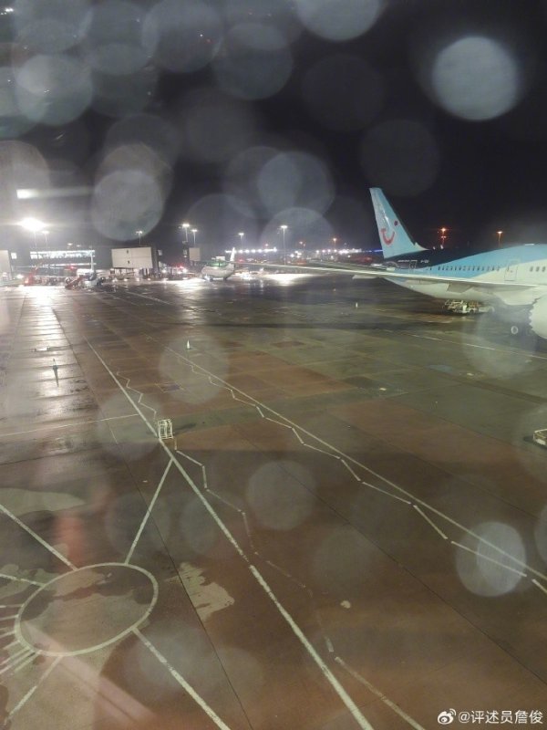 詹俊担任曼城vs利物浦现场阐述注解，社媒晒照：兵临城下……